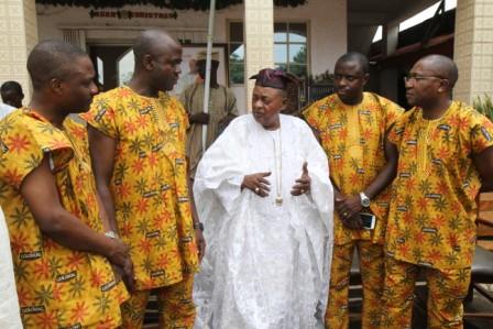 L-R: Wasiu Abiola, Head of Media, Nigerian Breweries Plc; Emmanuel Agu, Portfolio Manager, Regional Mainstream brands; Alaafin of Oyo, Oba Lamidi Adeyemi III; Funso Ayeni, Senior Brand Manager, Mainstream brands; and Tayo Adelaja, Public Affairs Manager, NB Plc (West and Mid-west) during the visit by the Goldberg Team to the monarch in his Palace. The visit preceded the Goldberg Fuji t’o Bam quarter final held in Durbar Stadium, Oyo on Friday 