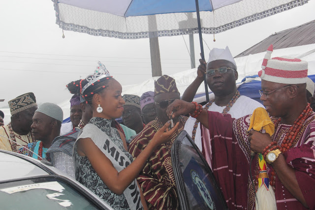 Miss Okota 2016: Ahmed Mariam being presented with her prize as winner