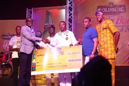 L-R: Goke Adeyemi, Ibadan Brewery Manager, Nigerian Breweries Plc; Saheed Ishola, First Runner Up; King Wasiu Ayinde Marshall (KWAM1) and Odunlade Adekola, Host, at the Grand Finale of the 2016 Goldberg Fuji T’o Bam 