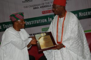 Bro. Ayodele O. Martins, chairman of the Yoruba Tennis Club presenting the Obi of Onitsha with an award